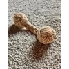 Kép 1/2 - Drapp színű kötél játék két csomóval 22cm