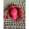 Kép 1/2 - Kötél játék pink ás piros színekben gumiharanggal