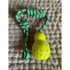 Kép 1/2 - Kötél játék zöld színekben gumiharanggal