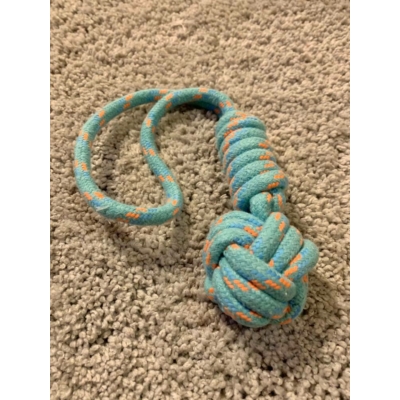 Kék színű mintás kötél játék  csomóval